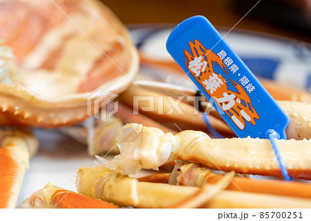 タグ付きの松葉ガニの足を取ってお皿に置いたところ タグ付きの松葉ガニの足を取ってお皿に置いたところ 85700251