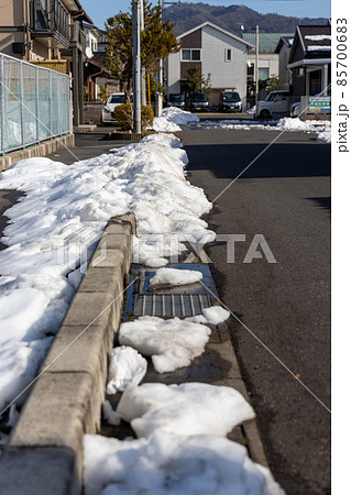 雪かきをした雪がまだ残っている道路 雪かきをした雪がまだ残っている道路 85700683