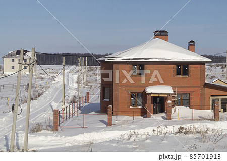 Construction of a cottage in winter 85701913