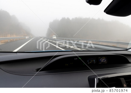 濃霧で見通しの悪い京都縦貫道を走行する自動車の助手席からの風景 濃霧で見通しの悪い京都縦貫道を走行する自動車の助手席からの風景 85701974