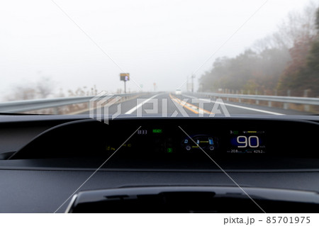 濃霧で見通しの悪い京都縦貫道を走行する自動車の助手席からの風景 濃霧で見通しの悪い京都縦貫道を走行する自動車の助手席からの風景 85701975