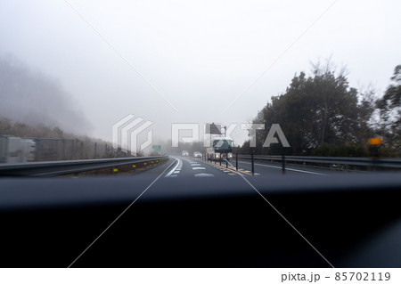 濃霧で見通しの悪い京都縦貫道を走行する自動車の助手席からの風景 85702119