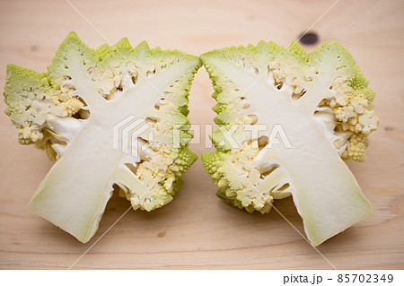 縦半分にカットしたロマネスコ 85702349