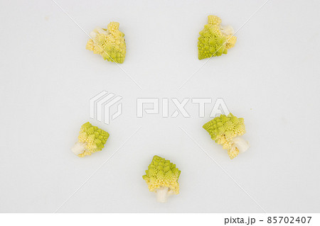 小房に切り分けたロマネスコ 85702407