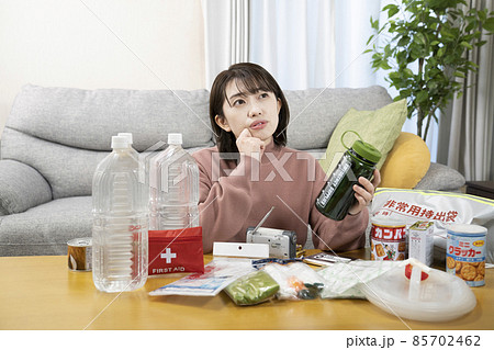 非常用持出袋の中身を確認する女性 85702462