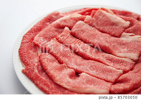 黒毛和牛バラ肉 すきやき用 赤身肉 白背景 85703050