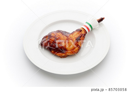 お皿にのせた テリヤキ ローストチキン 白背景 お皿にのせた テリヤキ ローストチキン 白背景 85703058