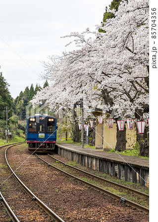 【のと鉄道】観光列車と能登鹿島駅 【のと鉄道】観光列車と能登鹿島駅 85704356