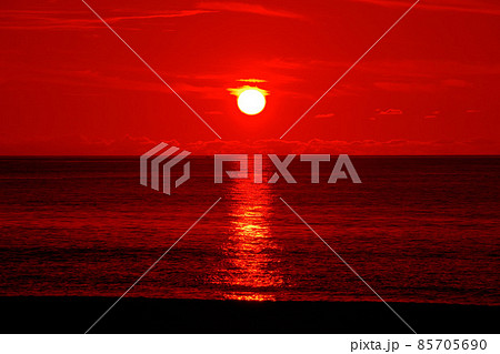 丹後半島 夕焼け空 日本海に沈んでいく 夕陽 丹後半島 夕焼け空 日本海に沈んでいく 夕陽 85705690