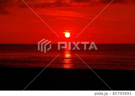 丹後半島 夕焼け空 日本海に沈んでいく 夕陽 丹後半島 夕焼け空 日本海に沈んでいく 夕陽 85705691