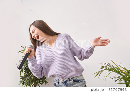 Young woman sing at home. Karaoke black microphone. House lyrics dance. 85707948