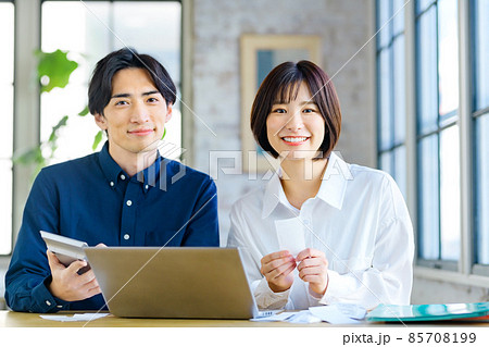 自宅でレシートを見ながら計算する若い夫婦の確定申告イメージ 自宅でレシートを見ながら計算する若い夫婦の確定申告イメージ 85708199