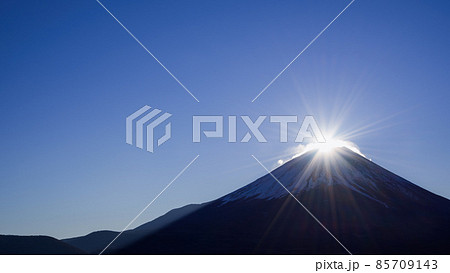 竜ヶ岳より望む正月のダイヤモンド富士・絶景 85709143