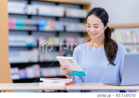 本を貸し出す図書館司書 撮影協力:中央工学校附属日本語学校 本を貸し出す図書館司書 撮影協力:中央工学校附属日本語学校 85710070