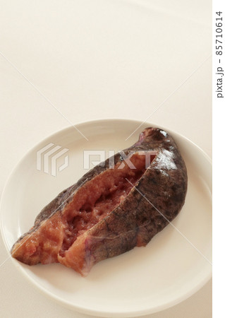 切り目をいれて少し開いた生たらこ（寒たら） 85710614