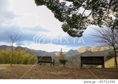 秋の山を見るベンチ 秋の山を見るベンチ 85711344