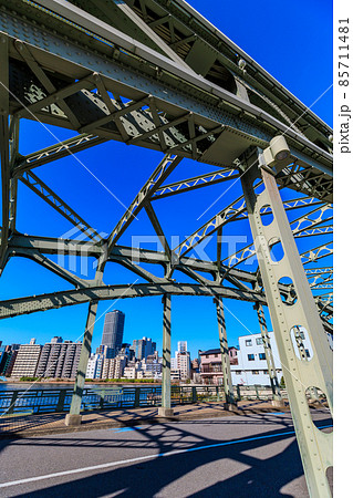 東京　江東区清澄　小名木川に架かる萬年橋 85711481