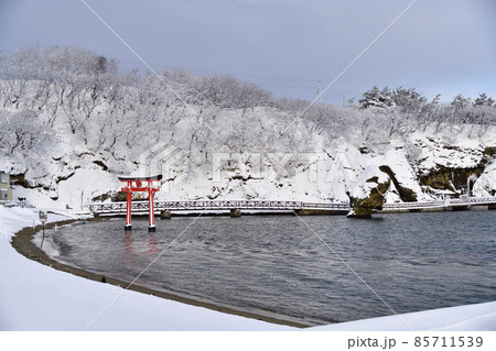 冬の北海道江差町で瓶子岩の雪景色を撮影 冬の北海道江差町で瓶子岩の雪景色を撮影 85711539