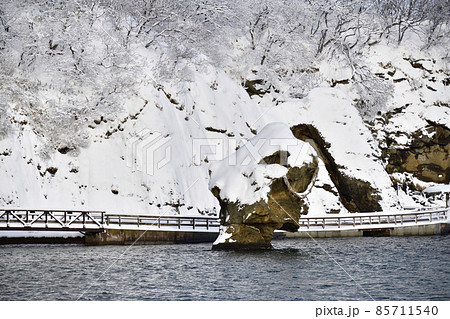 冬の北海道江差町で瓶子岩の雪景色を撮影 85711540