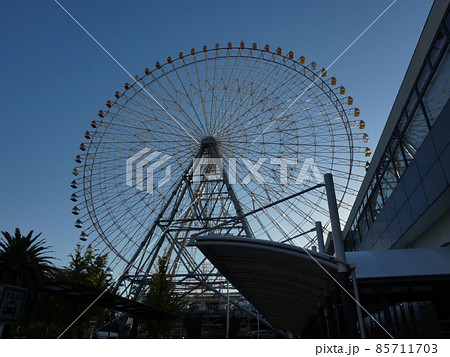 快晴の空をバックに見る大観覧車 85711703