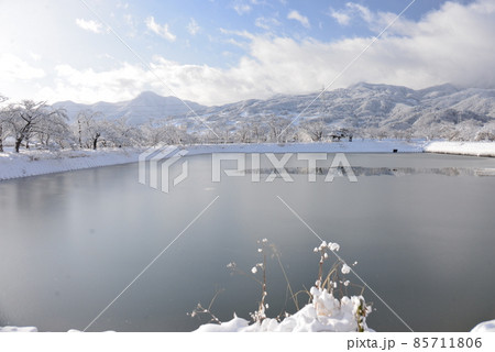 新春の雪景色 85711806