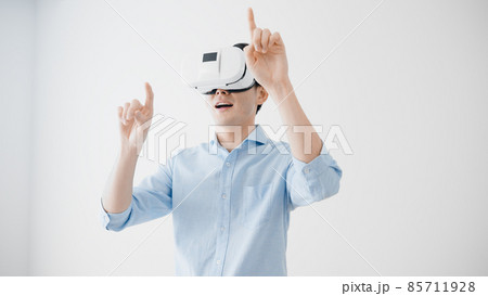 スワイプをする若い男性 VRイメージ スワイプをする若い男性 VRイメージ 85711928