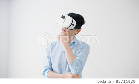 考える若い男性　VRイメージ	 85711929