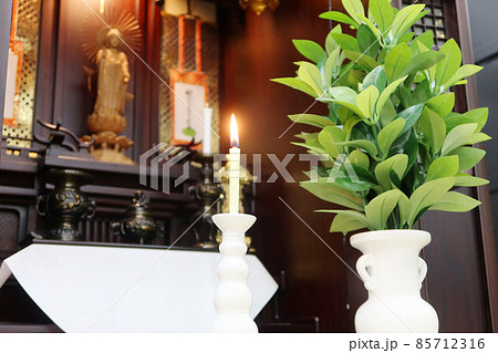 唐木仏壇に祀られた東本願寺の阿弥陀如来と葬儀用の仏具1 85712316