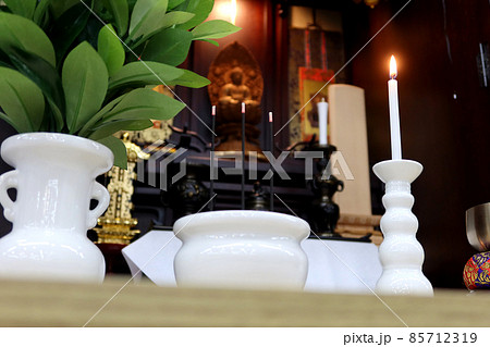 唐木仏壇に祀られた禅宗のお釈迦様の仏像と葬儀用の仏具1 85712319