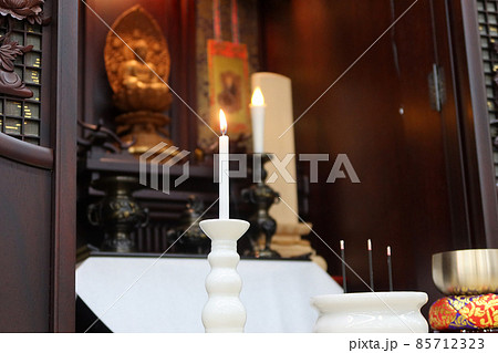 唐木仏壇に祀られた禅宗のお釈迦様の仏像と葬儀用の仏具3 85712323