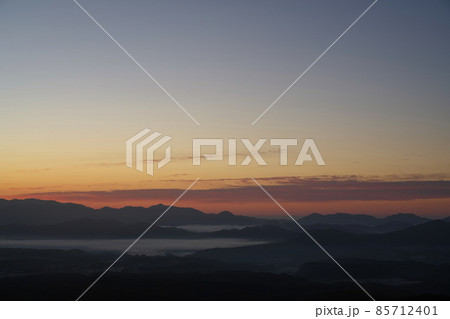 《岡山県》秋の朝、鬼女台から見る風景【11月】 85712401