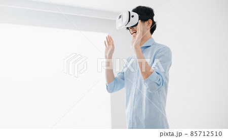 手を振る若い男性　VRイメージ 85712510