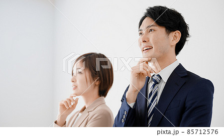 考えるビジネスマンとビジネスウーマン	 85712576