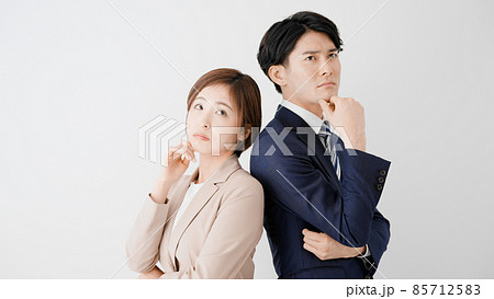 悩むビジネスマンとビジネスウーマン 悩むビジネスマンとビジネスウーマン 85712583