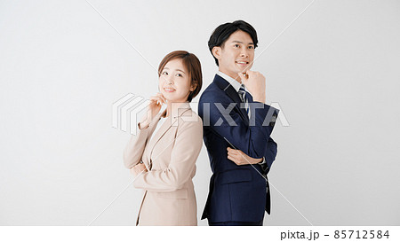 考えるビジネスマンとビジネスウーマン 考えるビジネスマンとビジネスウーマン 85712584