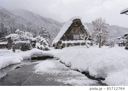 雪の白川郷（岐阜県） 85712764
