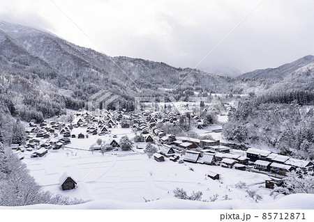 城山天守閣(展望台)から望む雪の白川郷 城山天守閣(展望台)から望む雪の白川郷 85712871