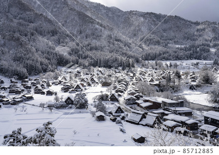 城山天守閣(展望台)から望む雪の白川郷 城山天守閣(展望台)から望む雪の白川郷 85712885
