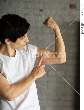 体を鍛える男性 85713577