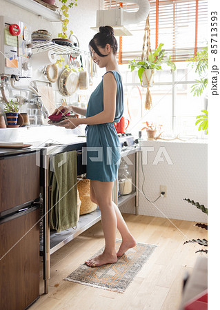 キッチンで家事をする女性 85713593
