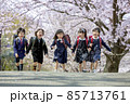 桜の咲く公園を走る新一年生 85713761