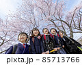 桜の咲く公園に集う新一年生 85713766