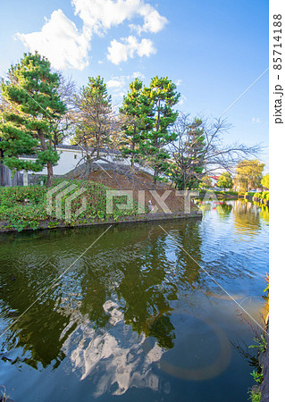 忍城城門付近　お堀　行田市　初秋の風景 85714188