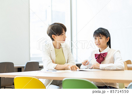 中学生 勉強 教師 撮影協力:中央工学校附属日本語学校 中学生 勉強 教師 撮影協力:中央工学校附属日本語学校 85714550