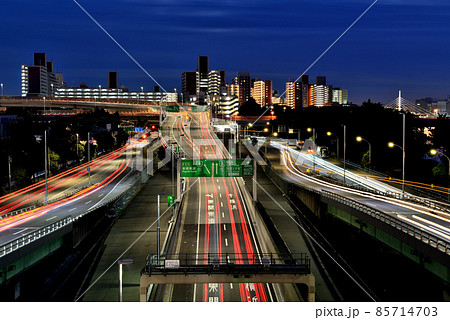 東京首都高速道路湾岸線　大井ジャンクションの夜景　光跡 85714703