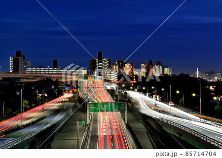 東京首都高速道路湾岸線 大井ジャンクションの夜景 光跡 東京首都高速道路湾岸線 大井ジャンクションの夜景 光跡 85714704