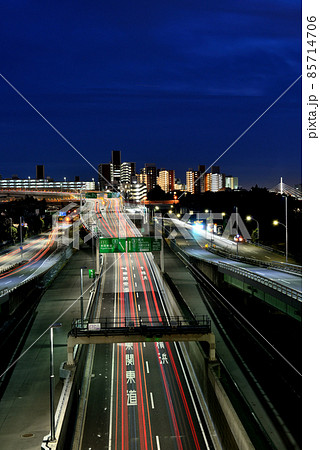 東京首都高速道路湾岸線　大井ジャンクションの夜景　光跡 85714706
