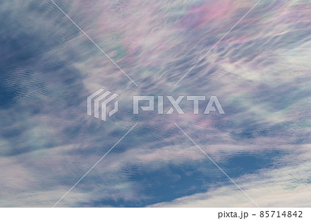 冬の青空に広がる彩雲　a-1 85714842