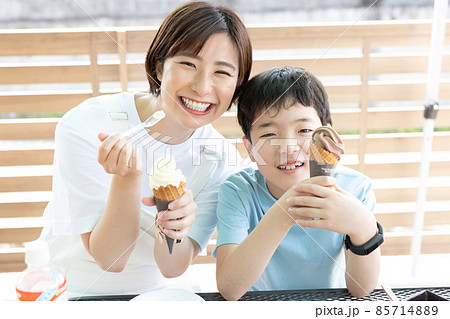 ソフトクリームを食べる女性と子ども ソフトクリームを食べる女性と子ども 85714889