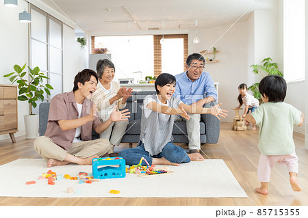 家族 リビング 3世代 家族 リビング 3世代 85715355